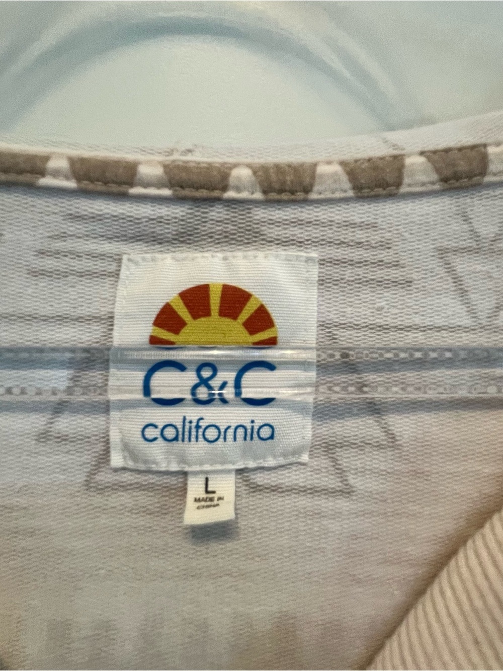 ✨ C&C California Lightweight Pullover Aztec Hoodie SZ L ✨ - Picture 3 of 8
